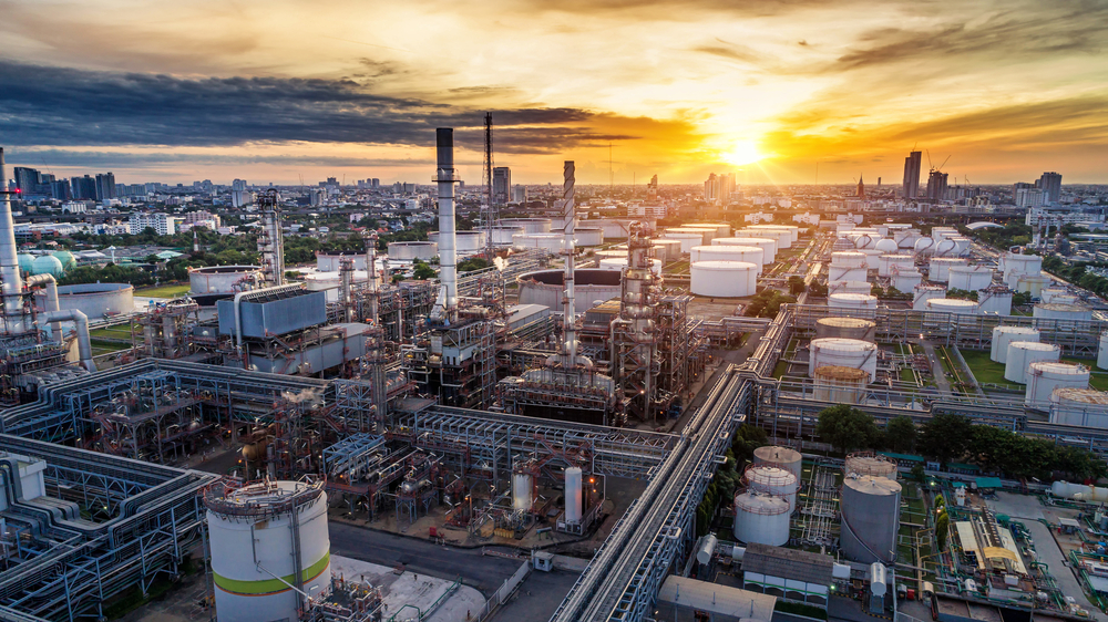 Complexo industrial ao entardecer